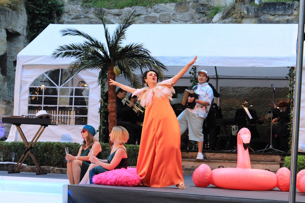 „Standing ovations“ bei La Traviata remixed auf der Naturbühne in Grafenwöhr