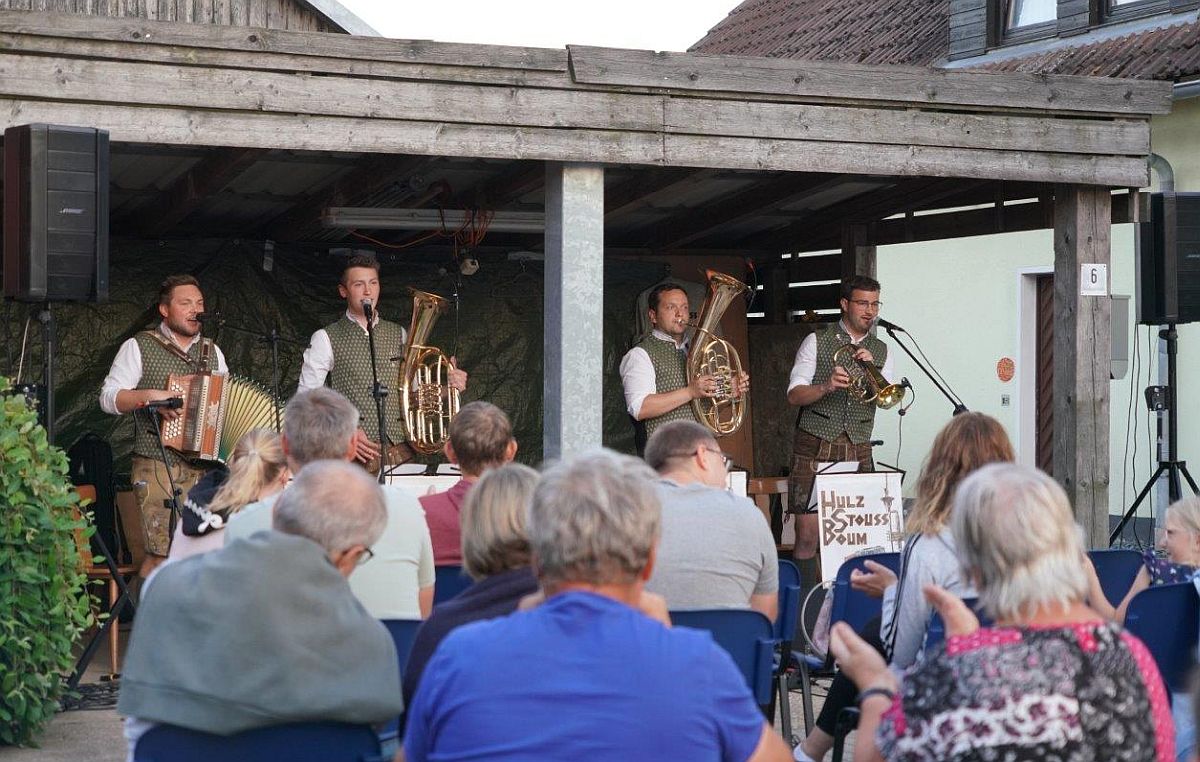 Musik aus der Garage: Hulzstousboum begeistern mitten im Dorf