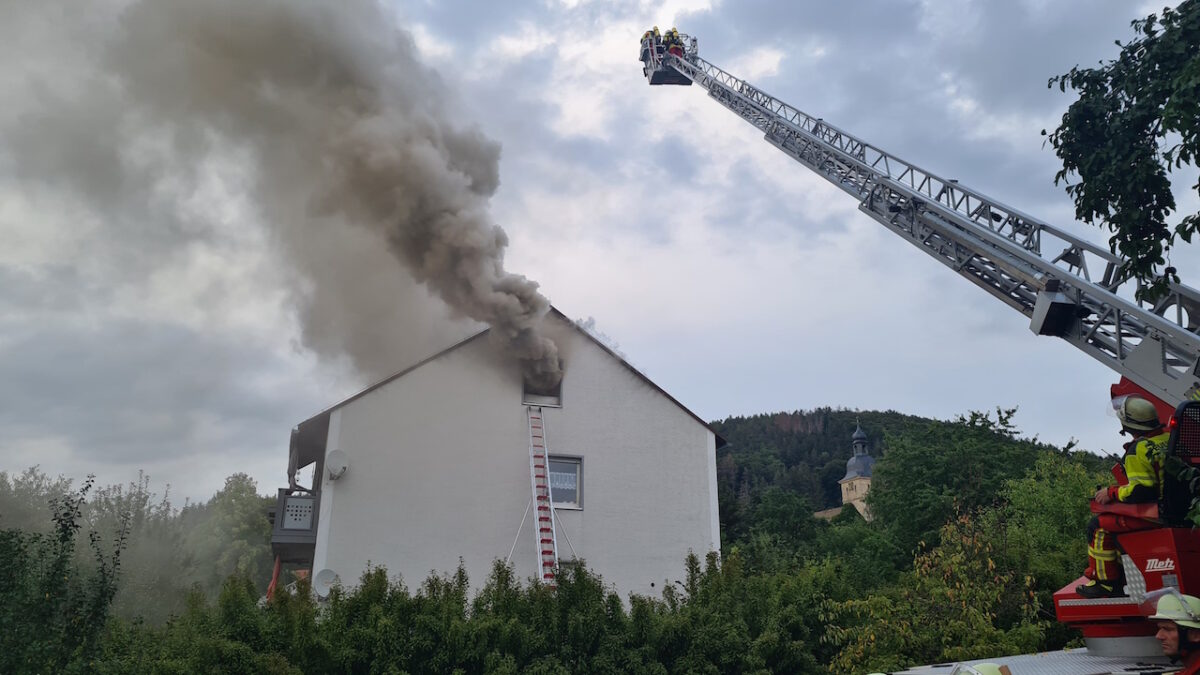 Dachstuhlbrand: Rauchmelder warnt die Bewohner noch rechtzeitig