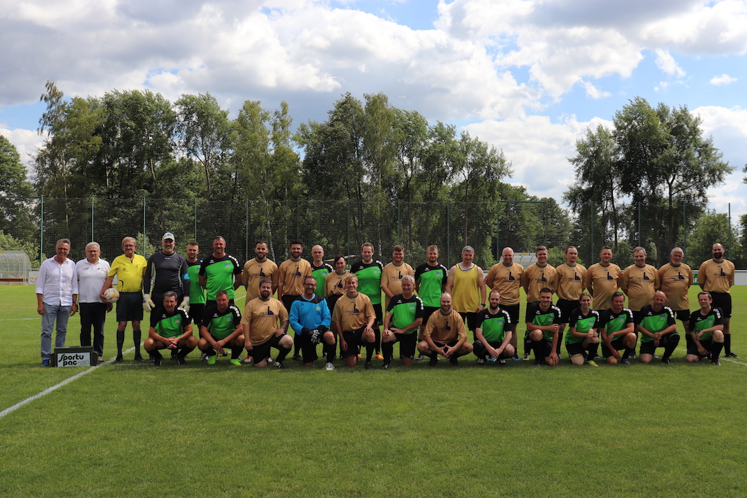 Stadtbedienstete schlüpfen ins Fußballtrikot