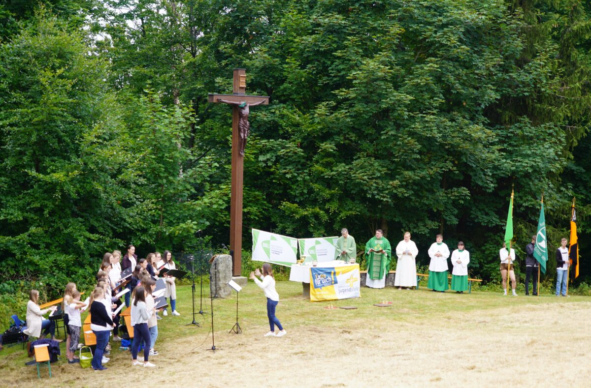 „Live is Life“: Jugendgottesdienst lockt viele Besucher an
