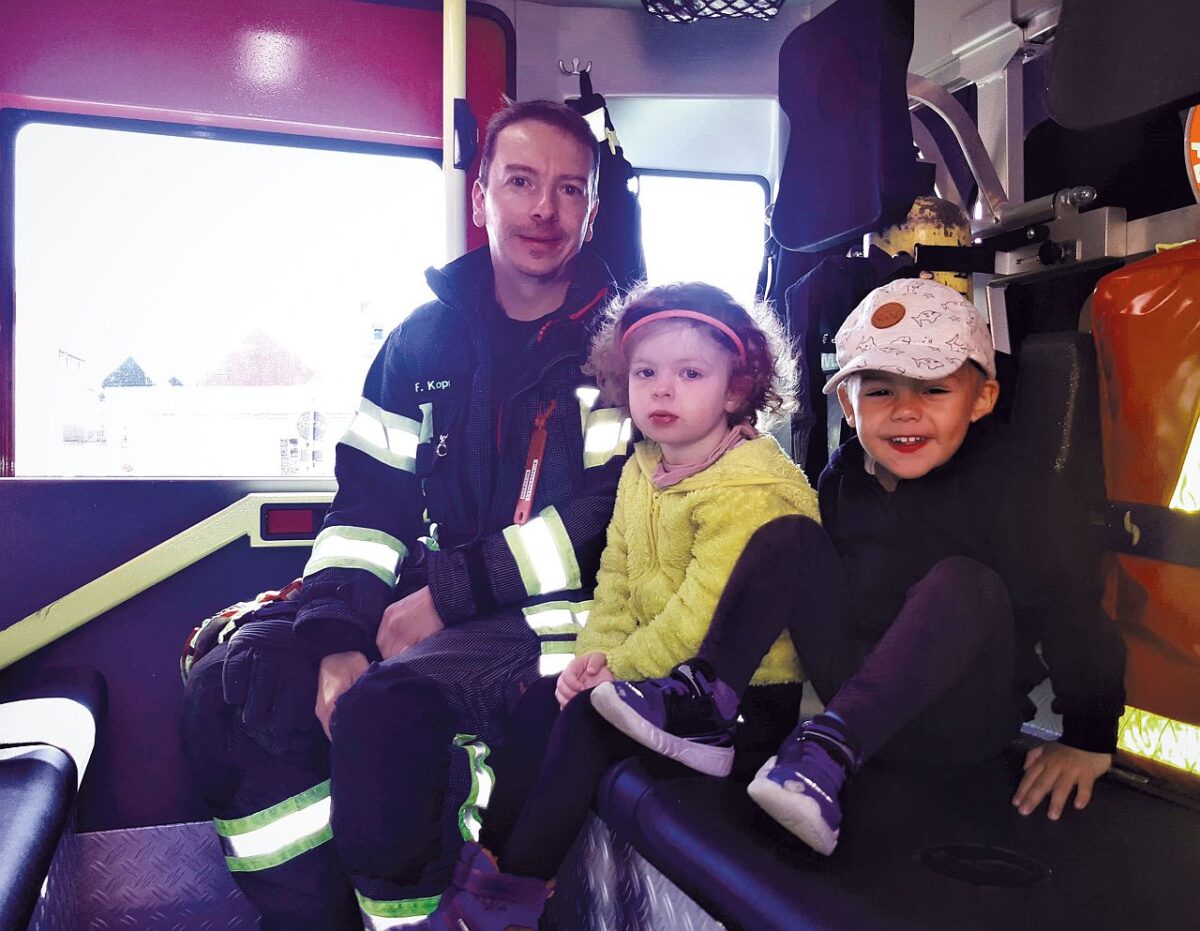 Das Kinderhaus St. Sebastian besucht die Feuerwehr