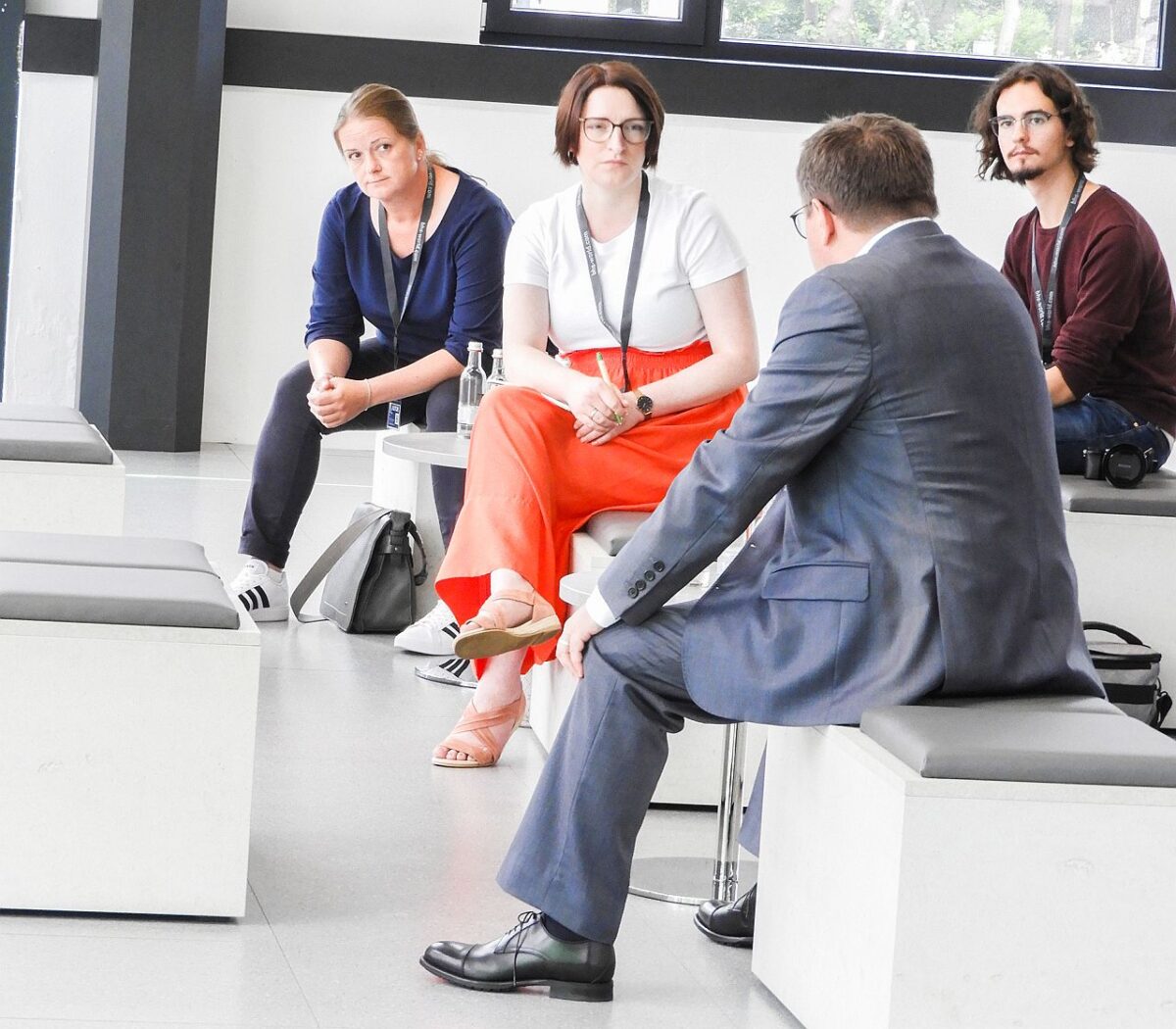 Abgeordnete lernen Ausbildung auf neuem digitalen Level kennen