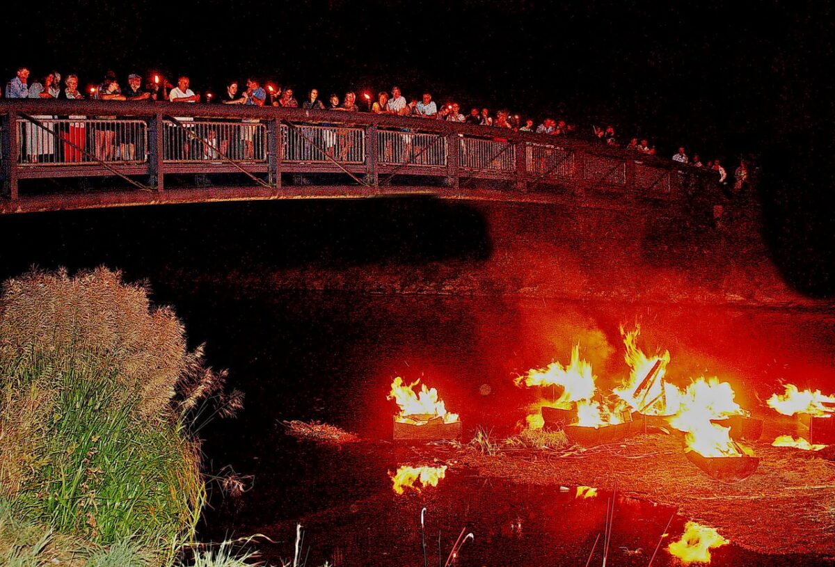 „Die Naab brennt“: Blitzknaller, Leuchtkugeln und Feuerwerk