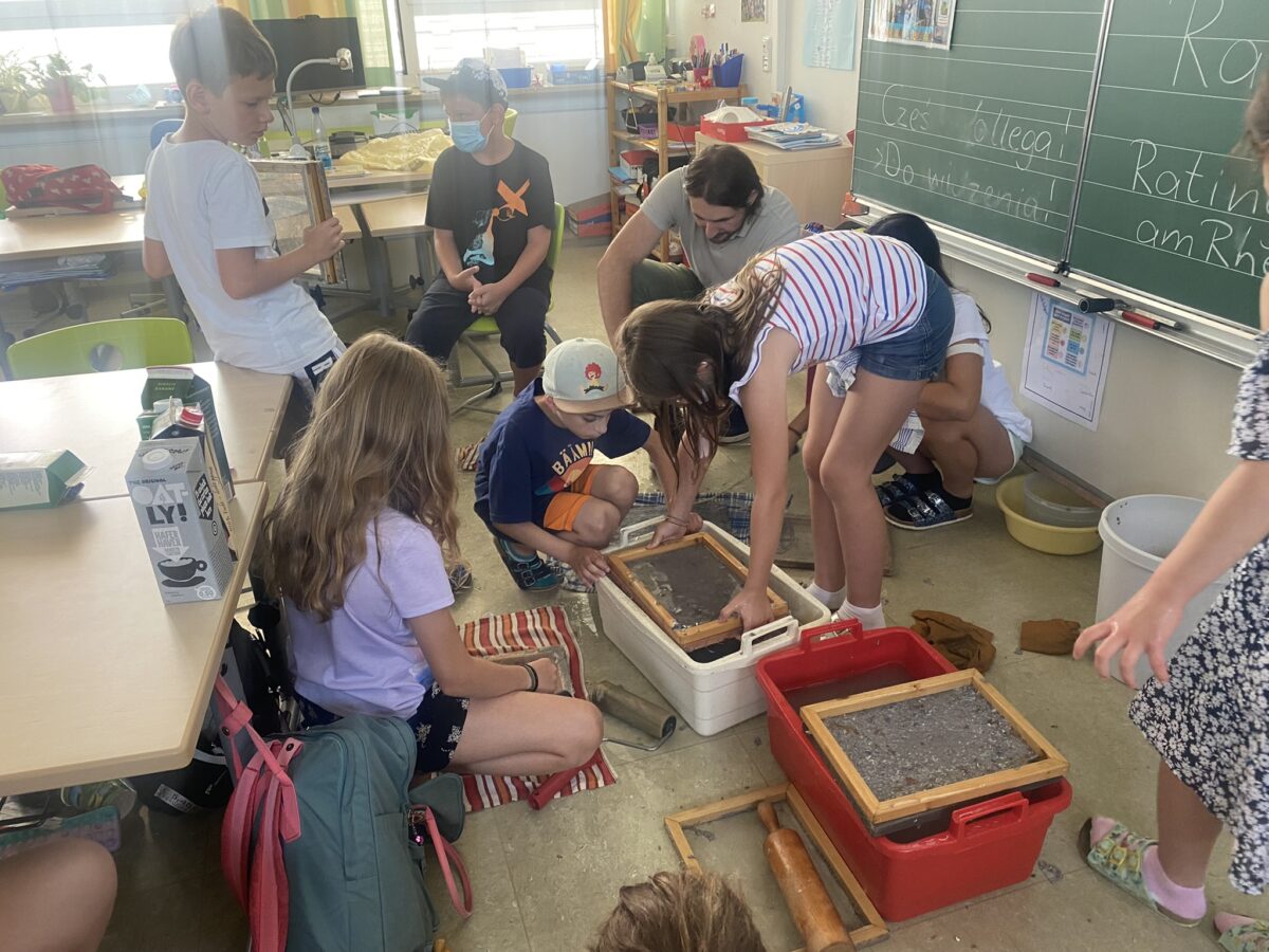 Grundschüler legen sich beim Umwelttag mächtig ins Zeug