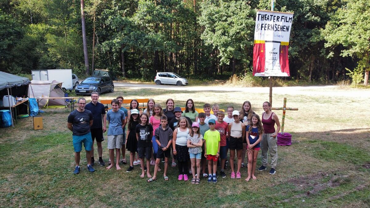 Spiele, Theater, Pizza und Gebet im Zeltlager