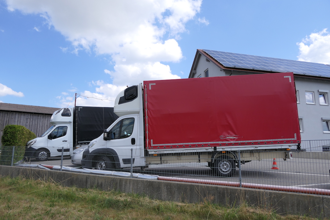 Lebensgefährlich: Auf Lkw-Fahrgestell nach Deutschland eingereist