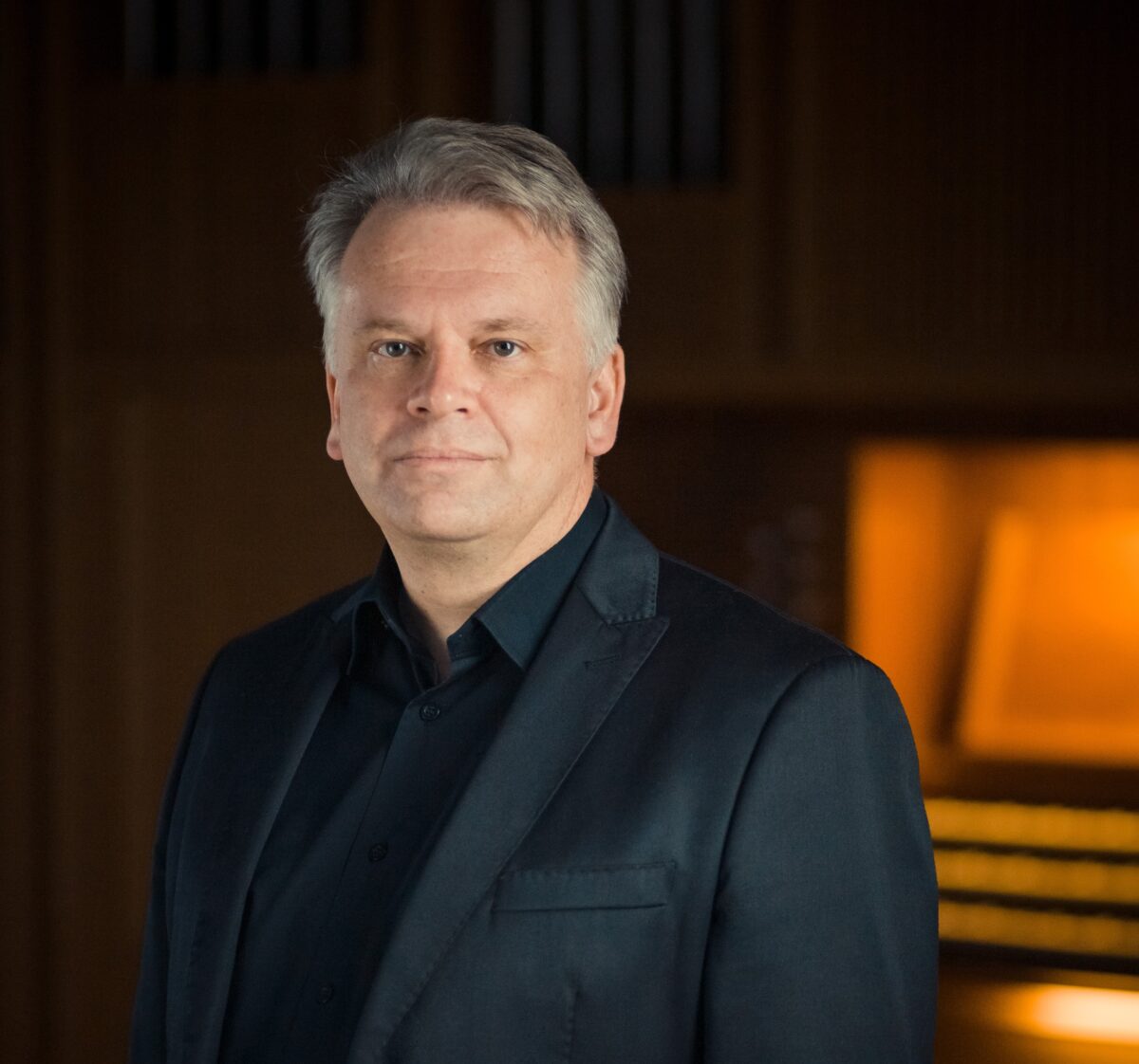 Ein Virtuose an der Orgel spielt in der Weidener St. Josef Kirche