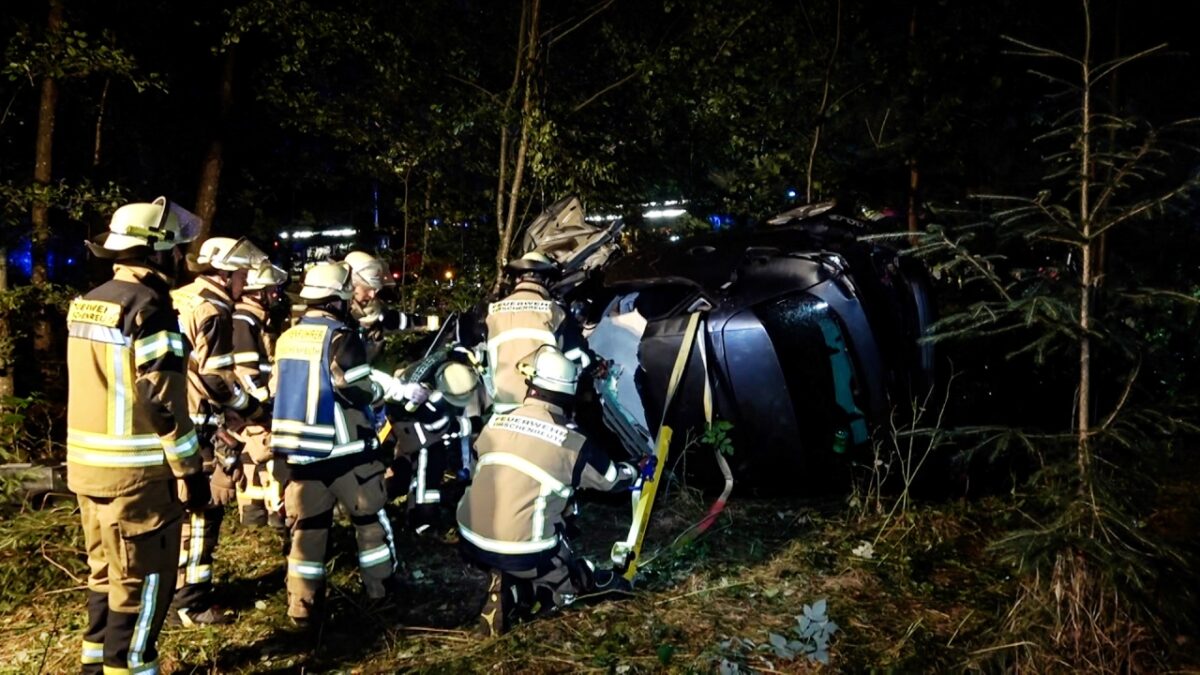 Auto kracht gegen mehrere Bäume