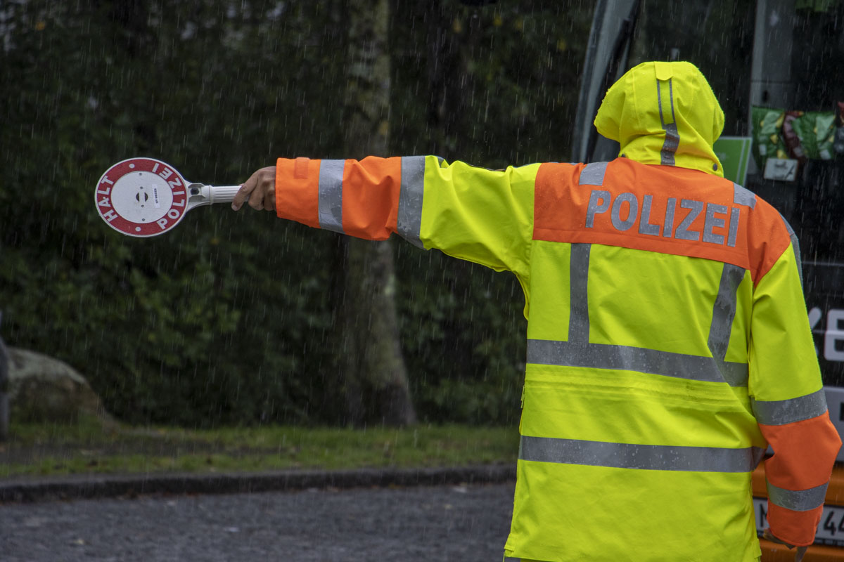 Klopfgeräusche aus dem Sattelanhänger – Fahrer und Polizisten reagierten schnell