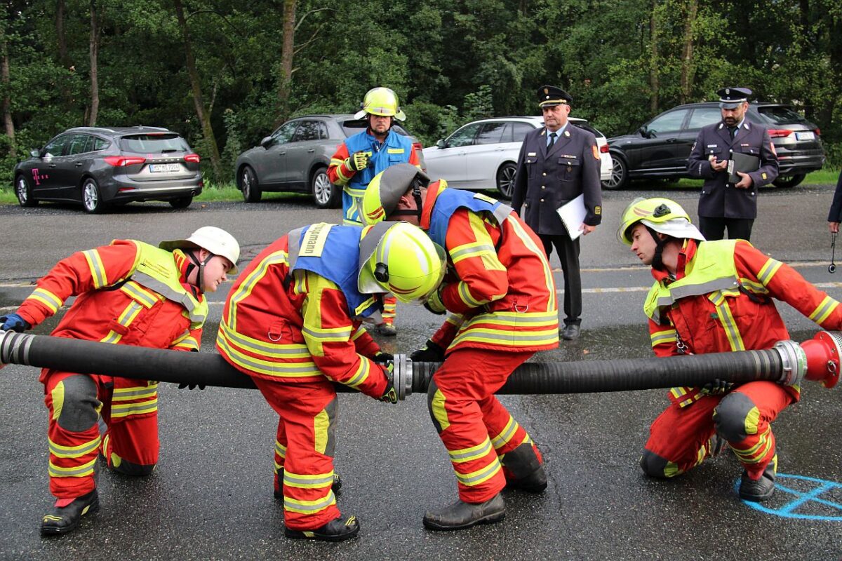Neustädter Feuerwehrler meistern Leistungsprüfung