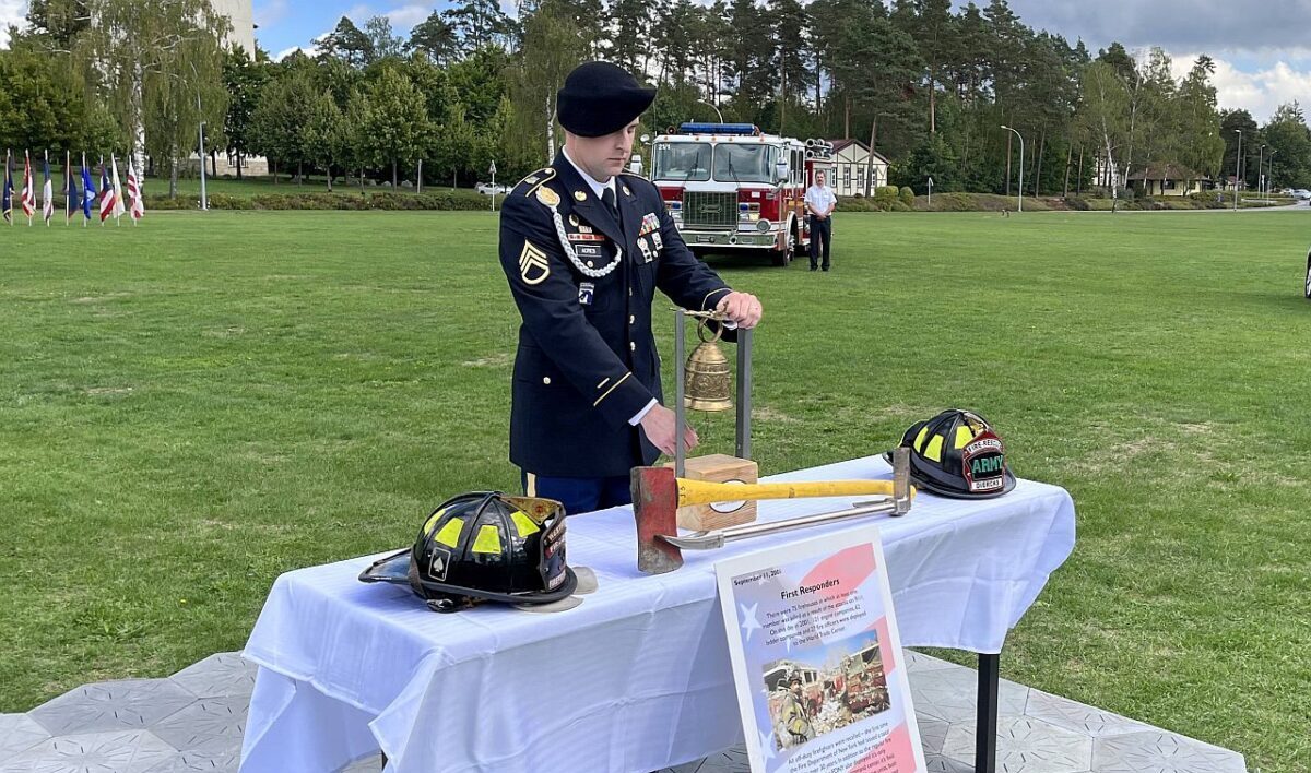 Fünf Schläge mit der Feuerwehrglocke zum Gedenken