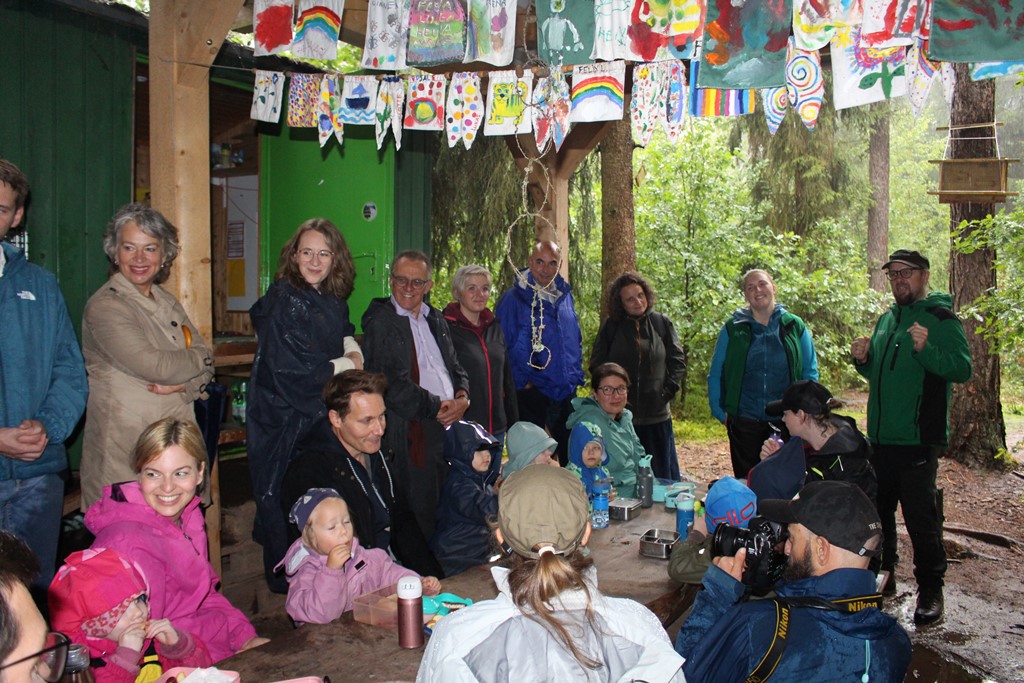 Grüne aus dem Landtag in den Wald: Mehr Fachkräfte für Kinder gefordert