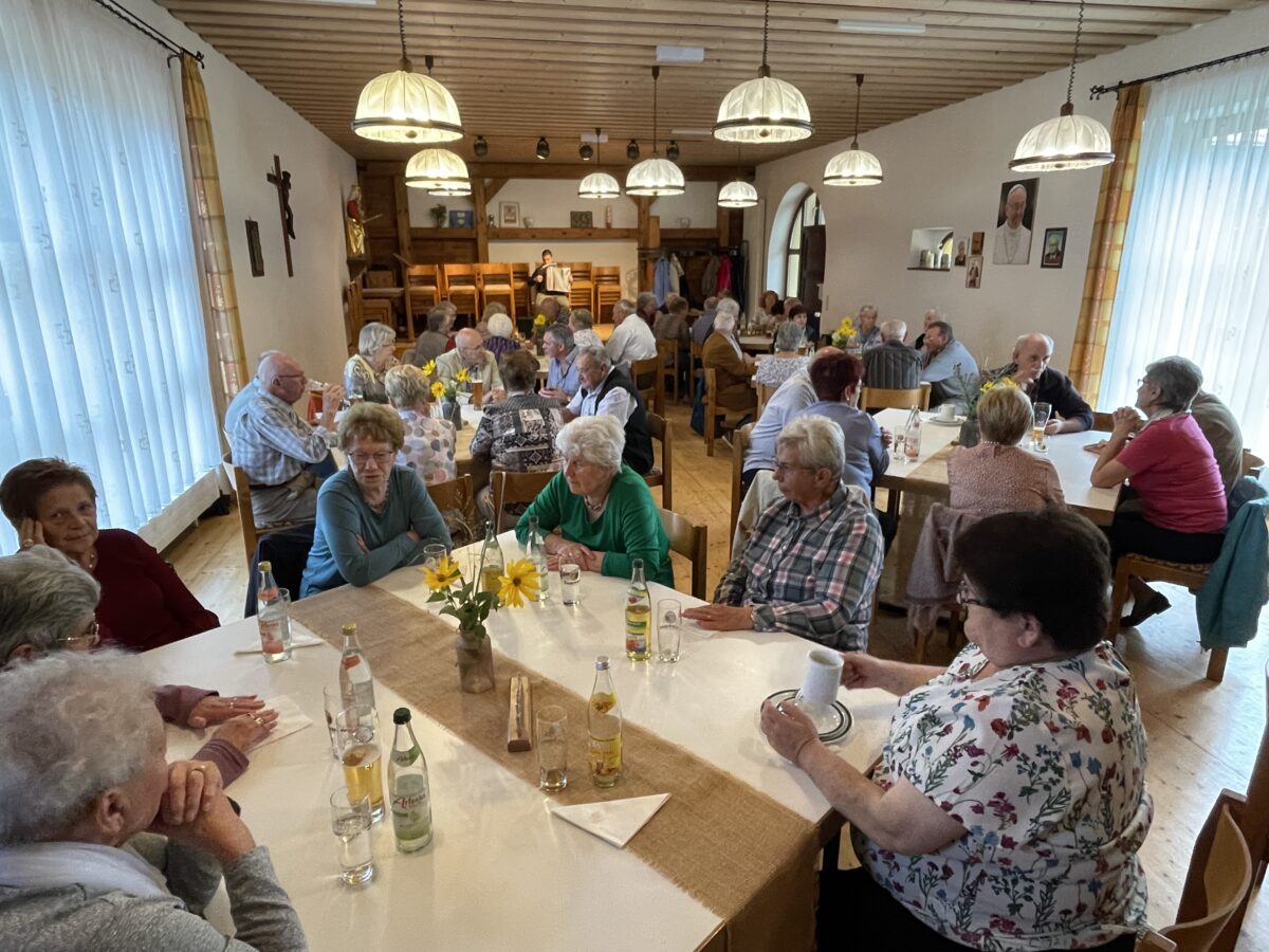 Auch Senioren können feiern: Zünftige Kirwa im Pfarrsaal