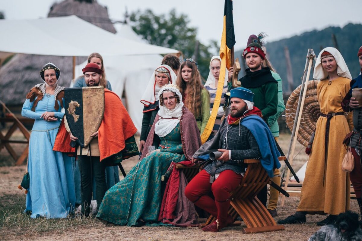 Gefolge des Kaisers besucht die Baustelle des Königshofes