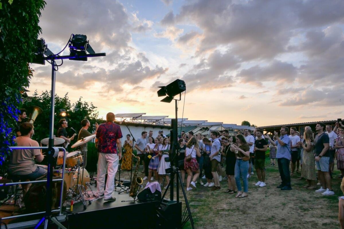 Privatkonzert mit „MONOBO SON“ – der Erlös wird gespendet