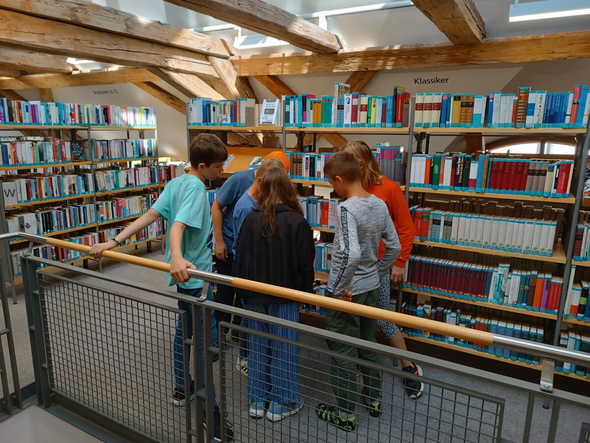 Flucht aus der Bibliothek: Clevere Kids befreien sich