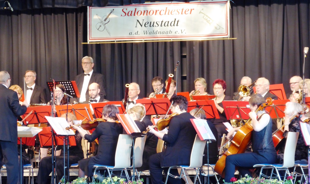 Salonorchester tritt in Neustadt auf