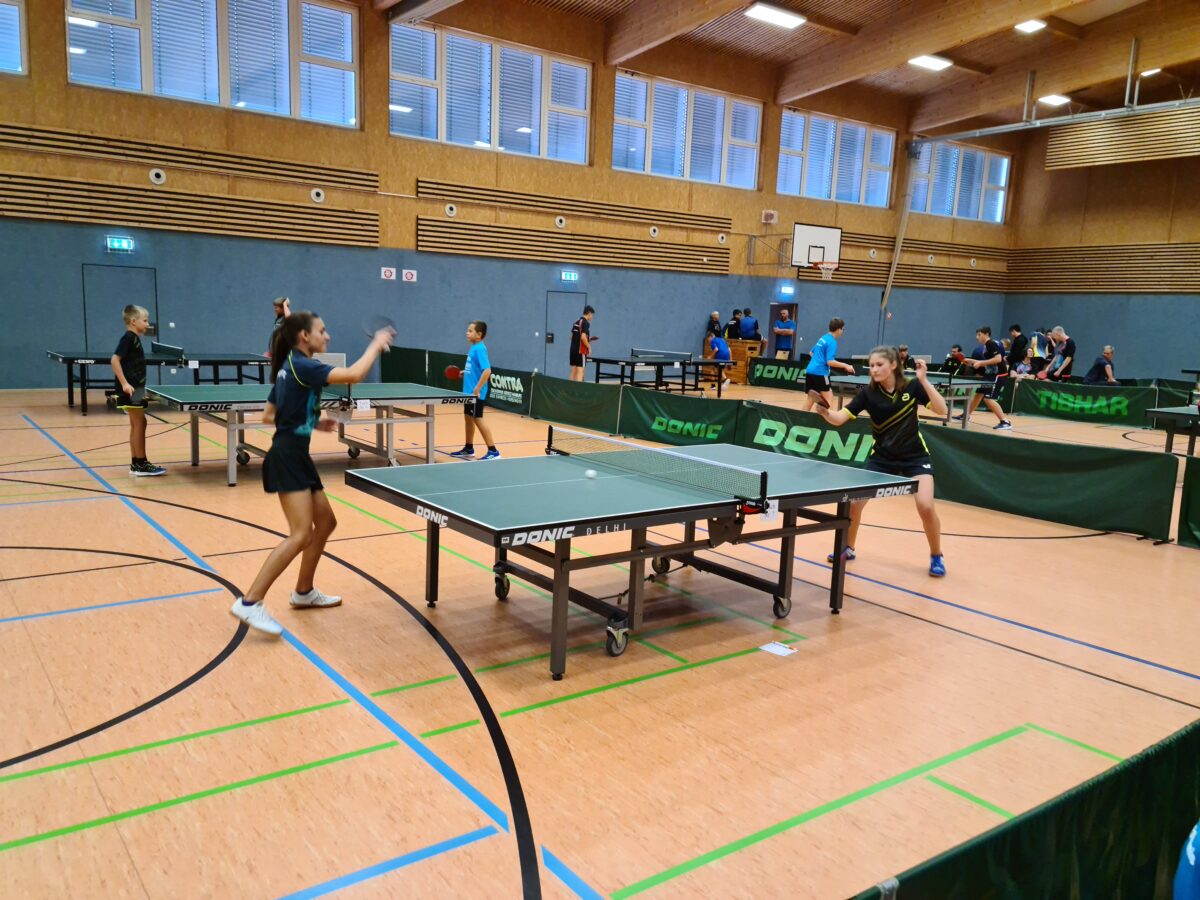 Tischtennis-Qualifikationsturnier mit 71 Mädchen und Jungen