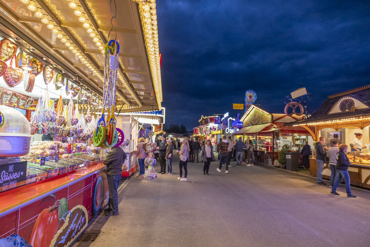 Mann zieht auf Frühlingsfest blank
