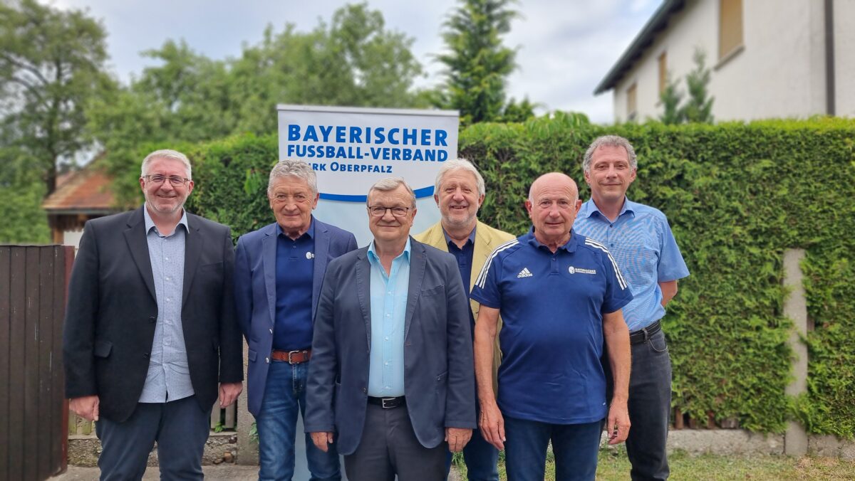 Fußballbezirk Oberpfalz zeichnet verdiente Funktionäre mit Ehrennadeln aus