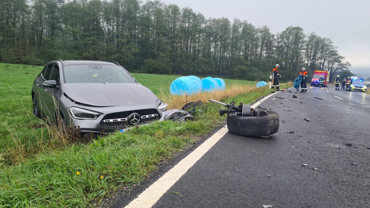 Autofahrer erschrickt vor Gischt und prallt mit anderem Pkw zusammen