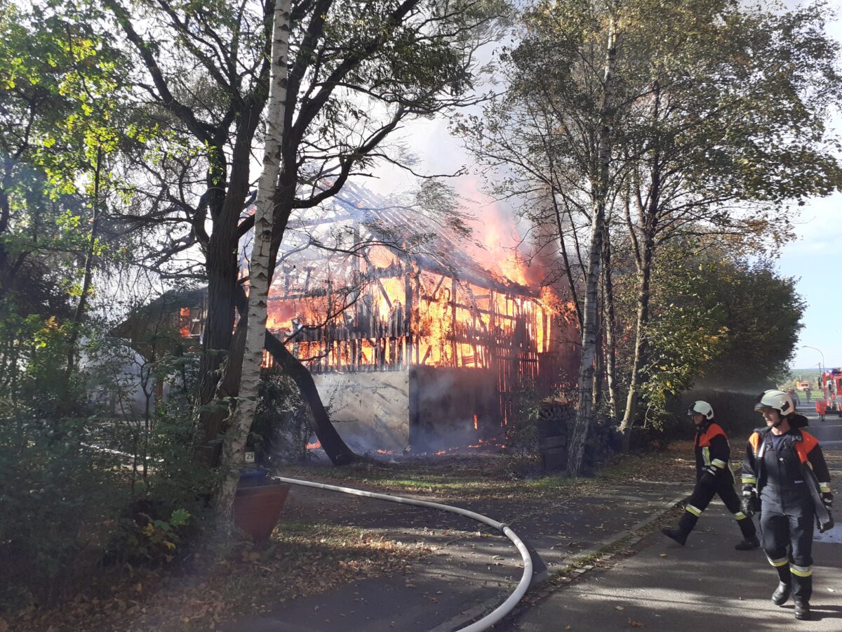 [Update] Zwei Gebäude in Rauch aufgegangen