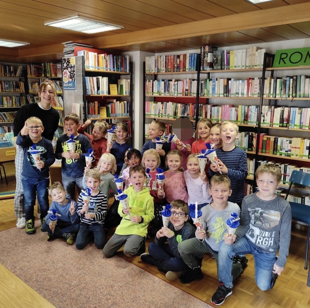 Büchereifuchs stellt sich bei neugierigen Erstklässlern und Vorschulkindern vor