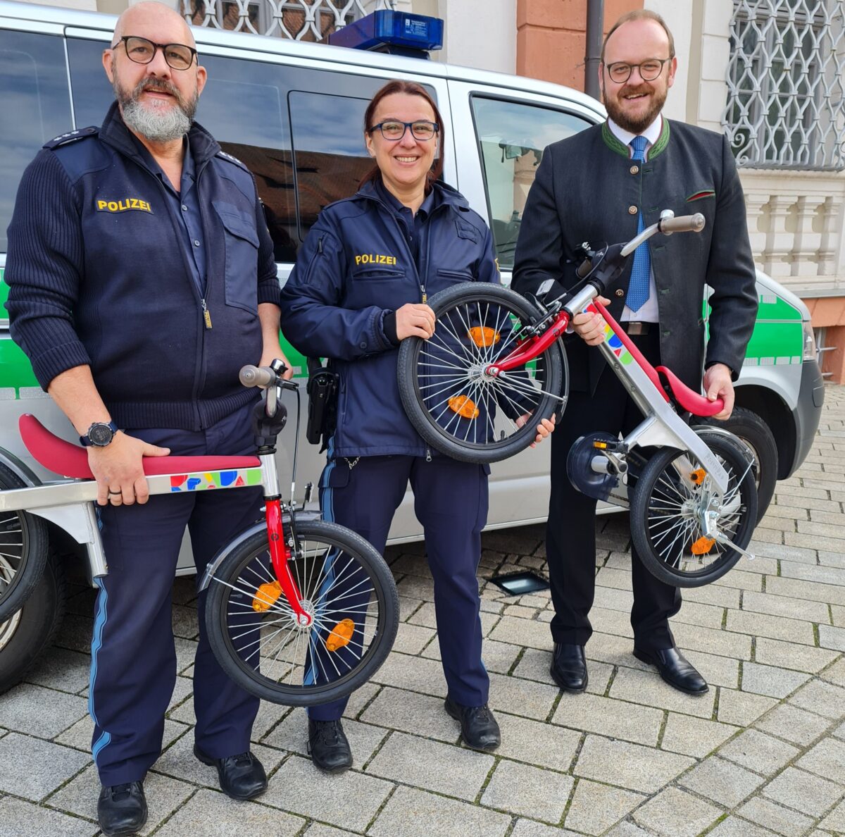 Mit neuen Fahrrädern zur Prüfung