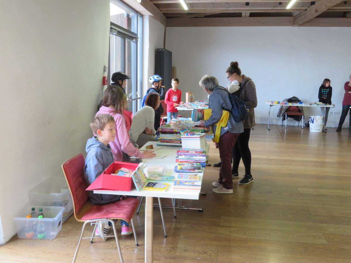 Bücher, CDs und Kuchen to go