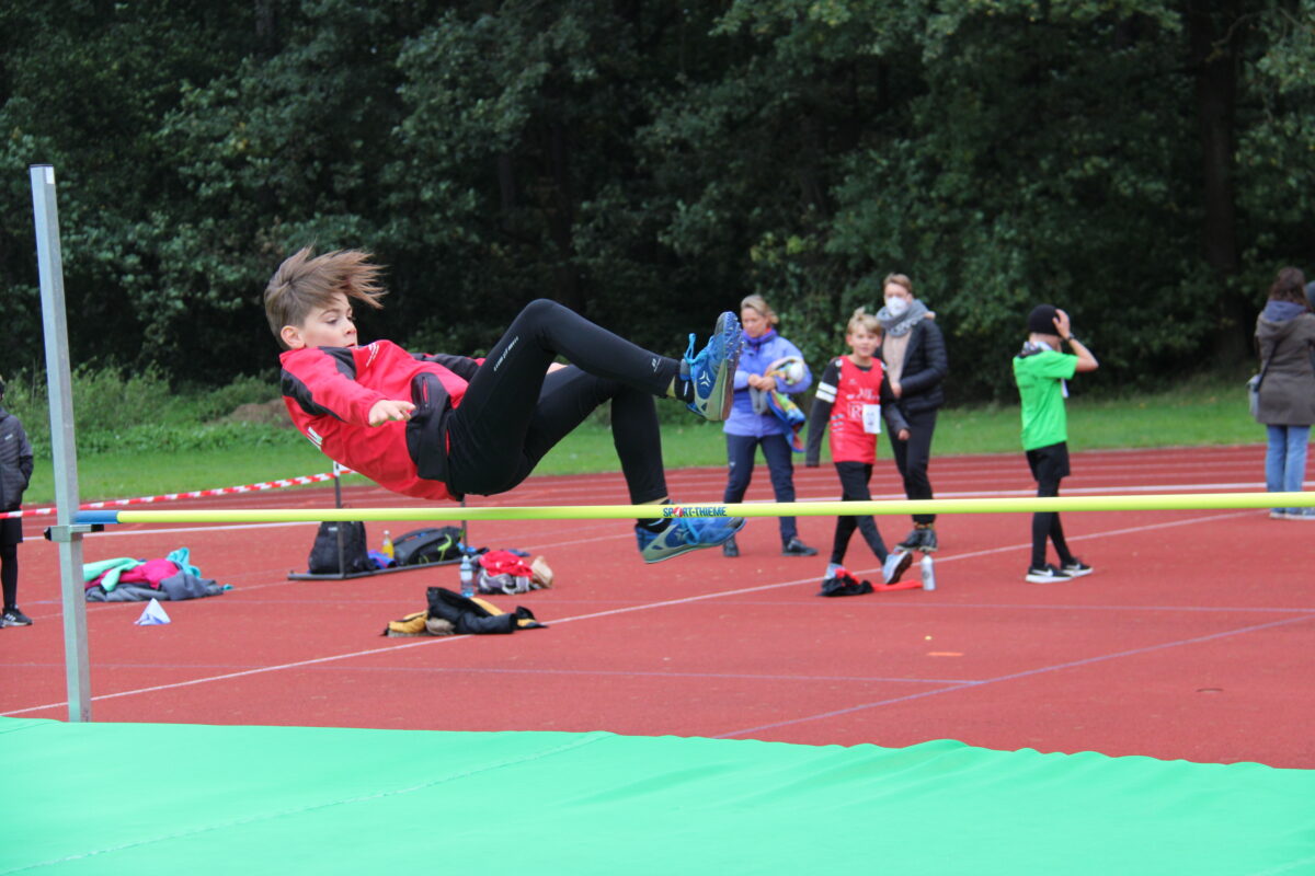 Junge Leichtathleten trotzen Regen und Kälte