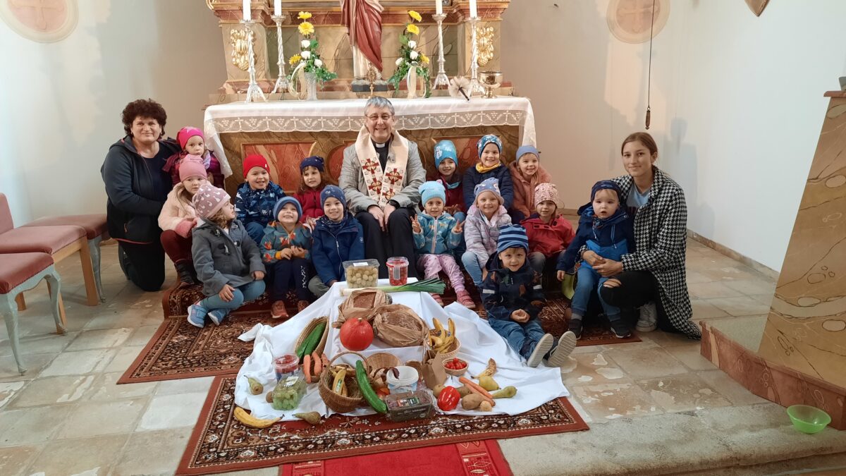 Kindergartenkinder feiern aufmerksam Erntedank