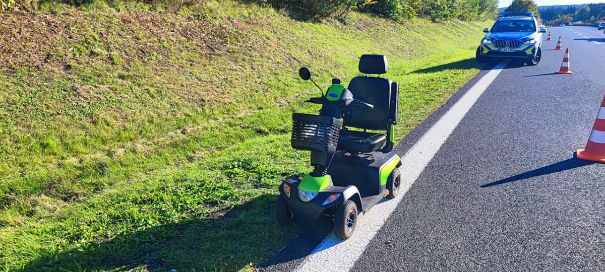 Mit dem Krankenfahrstuhl auf die Autobahn geraten