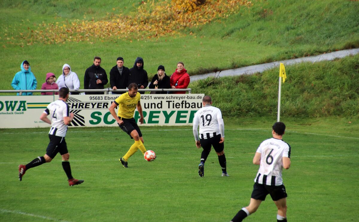 SV Neusorg dominiert erstes Derby nach 30 Jahren in Riglasreuth