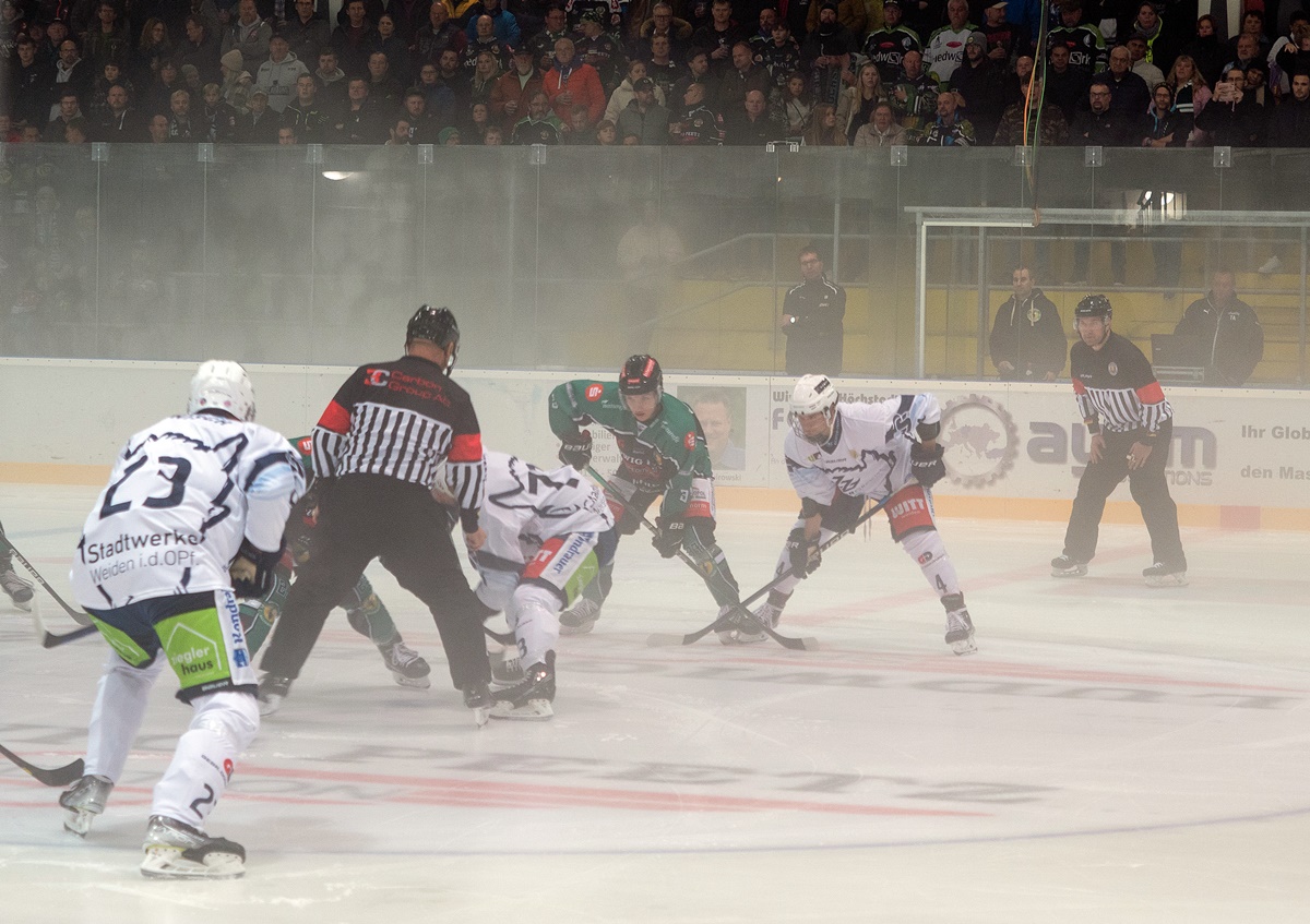 Die Blue Devils gewinnen ein ungewöhnliches Spitzenspiel in Höchstadt mit 5:2