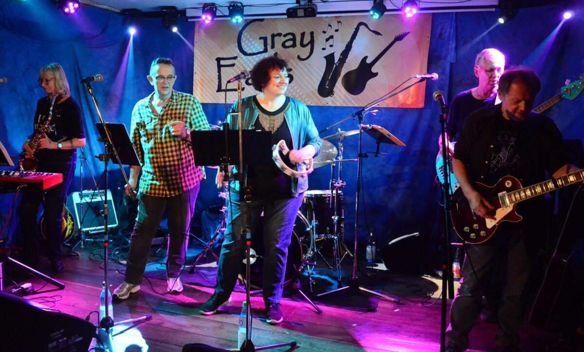 Rockende Rentner mischen die „Live Stage“ auf