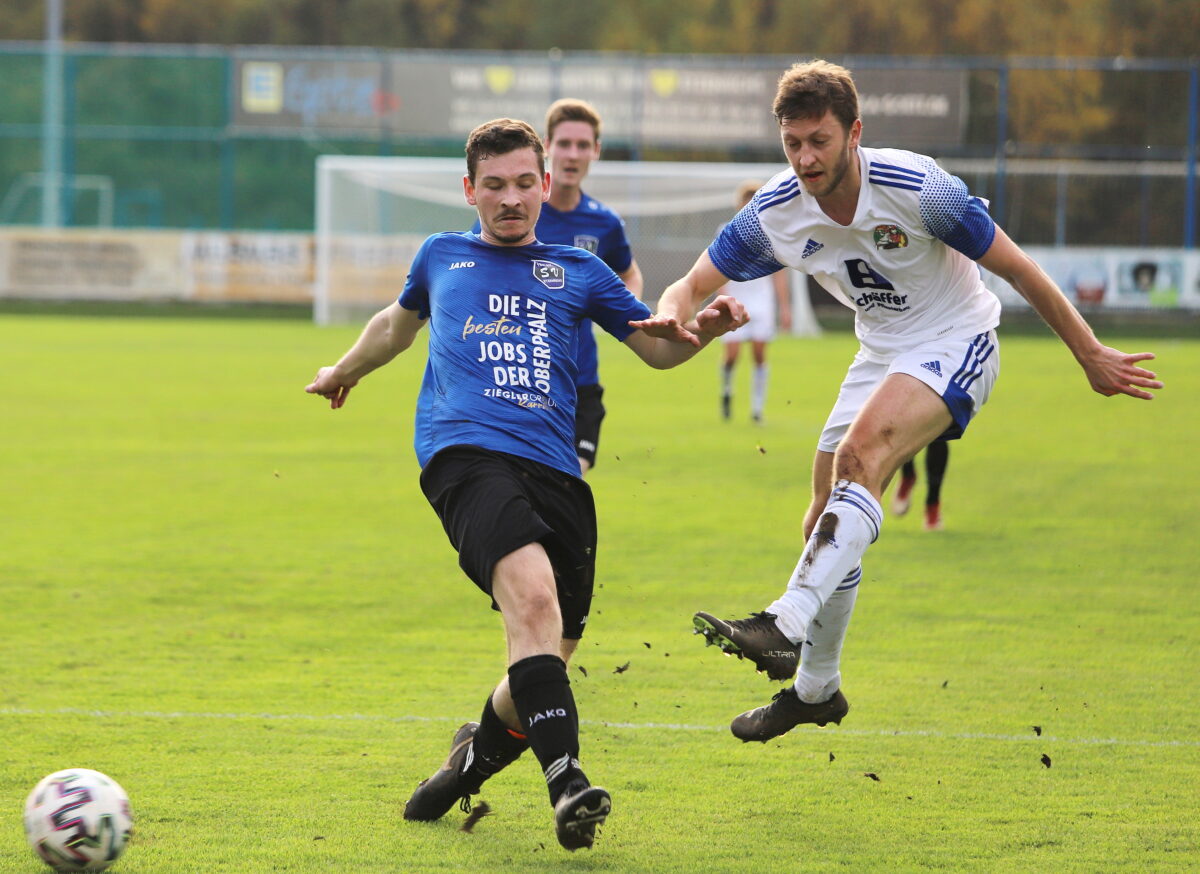 Zwei fabelhafte Konter und ein Elfer beim Heimsieg des SV Etzenricht gegen den SV Raigering