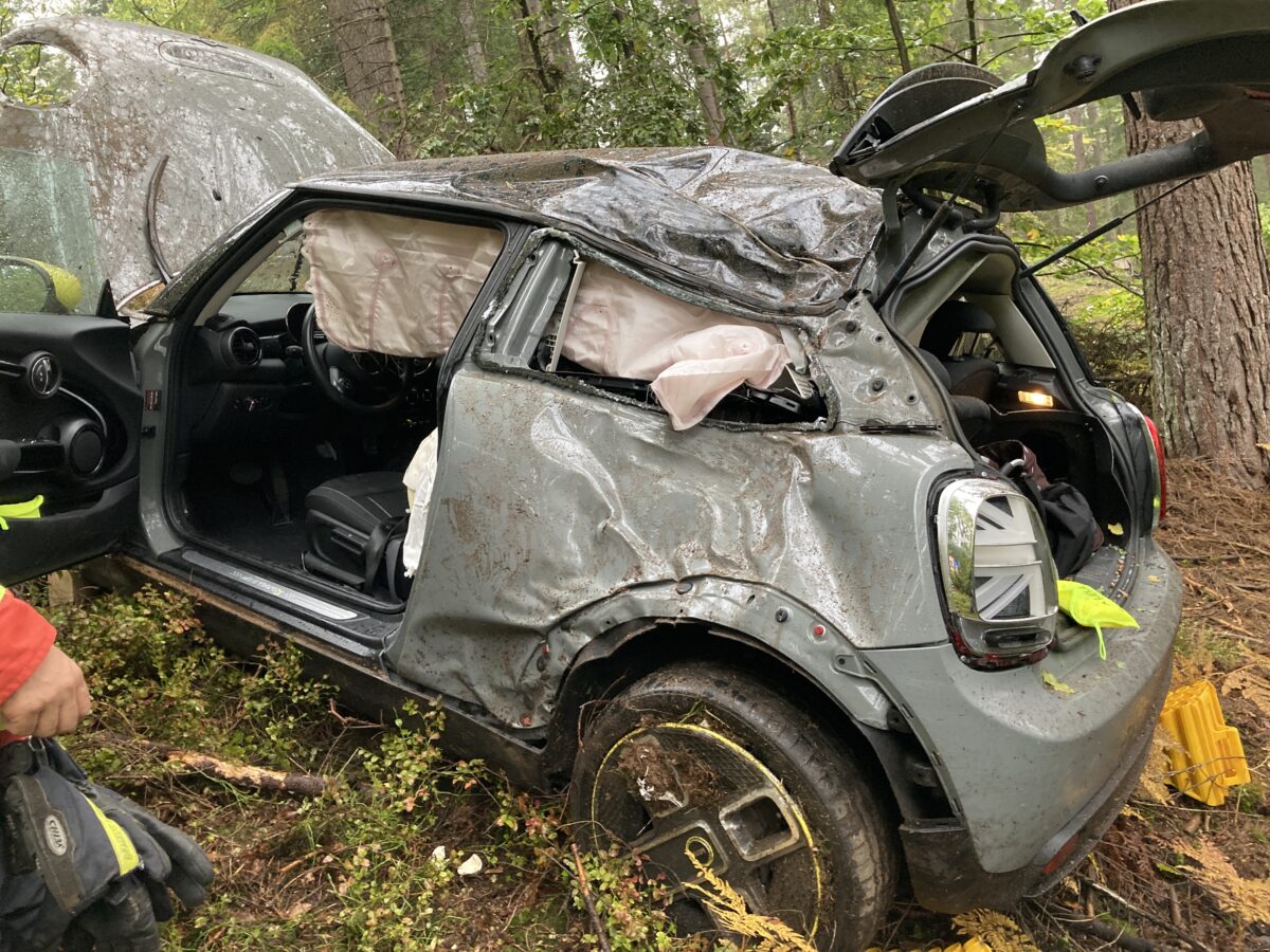 Auto stürzt Böschung hinab: Zwei Verletzte nach Unfall