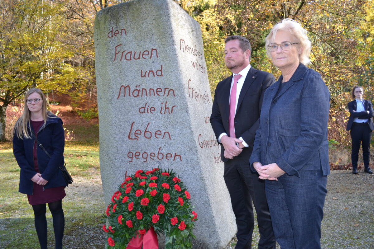 Verteidigungsministerin Christine Lambrecht sieht Abgrund des Menschlichen und Moralischen
