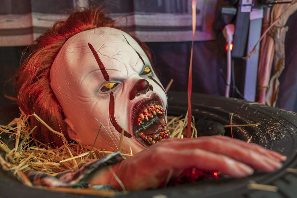 Gruselige Horrorfiguren sorgen in Weiden für Halloween-Stimmung