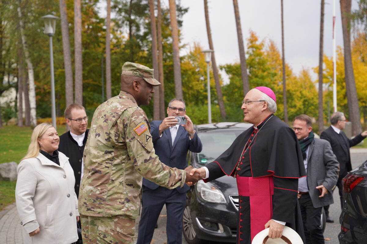 Bischof besucht Militärgemeinde