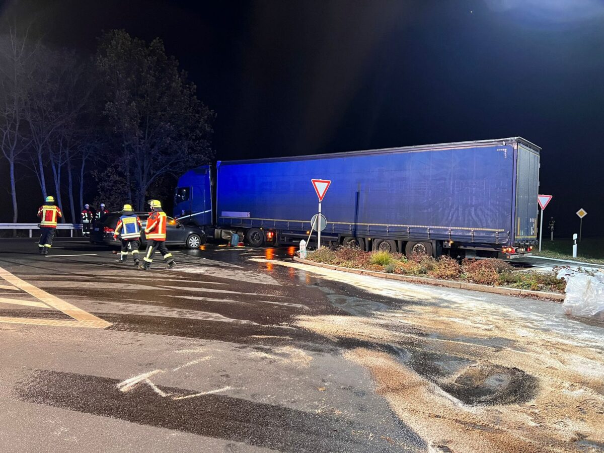 Nach Unfall: Hunderte Liter Diesel verteilen sich auf der Straße