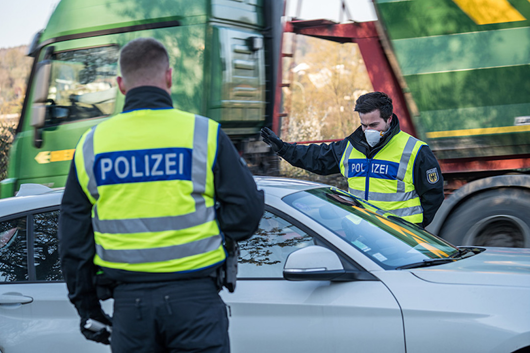 Mit Streifenwagen ausgebremst: Rentner ignoriert Anhaltesignale