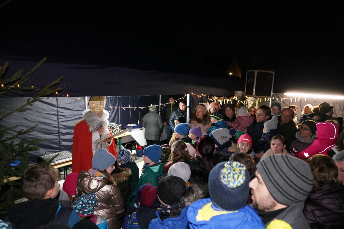 Vorweihnachtliche Stimmung am Hostauplatz