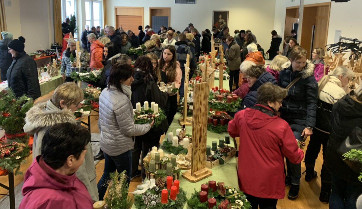 Weiße Schneeflocken bei grünem Basar
