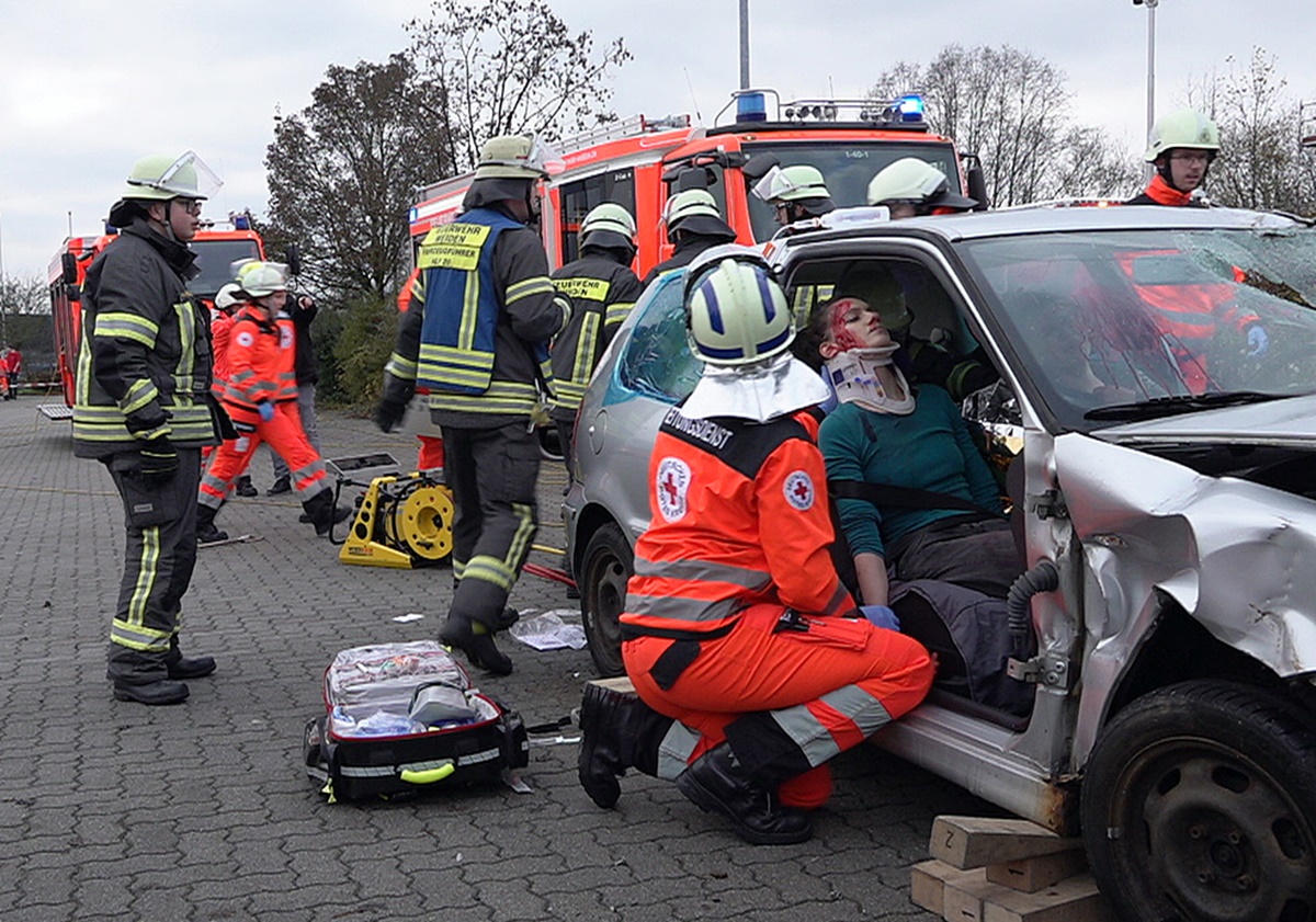 Schreiende Menschen und zwei Unfälle: Großübung von BRK und Feuerwehr