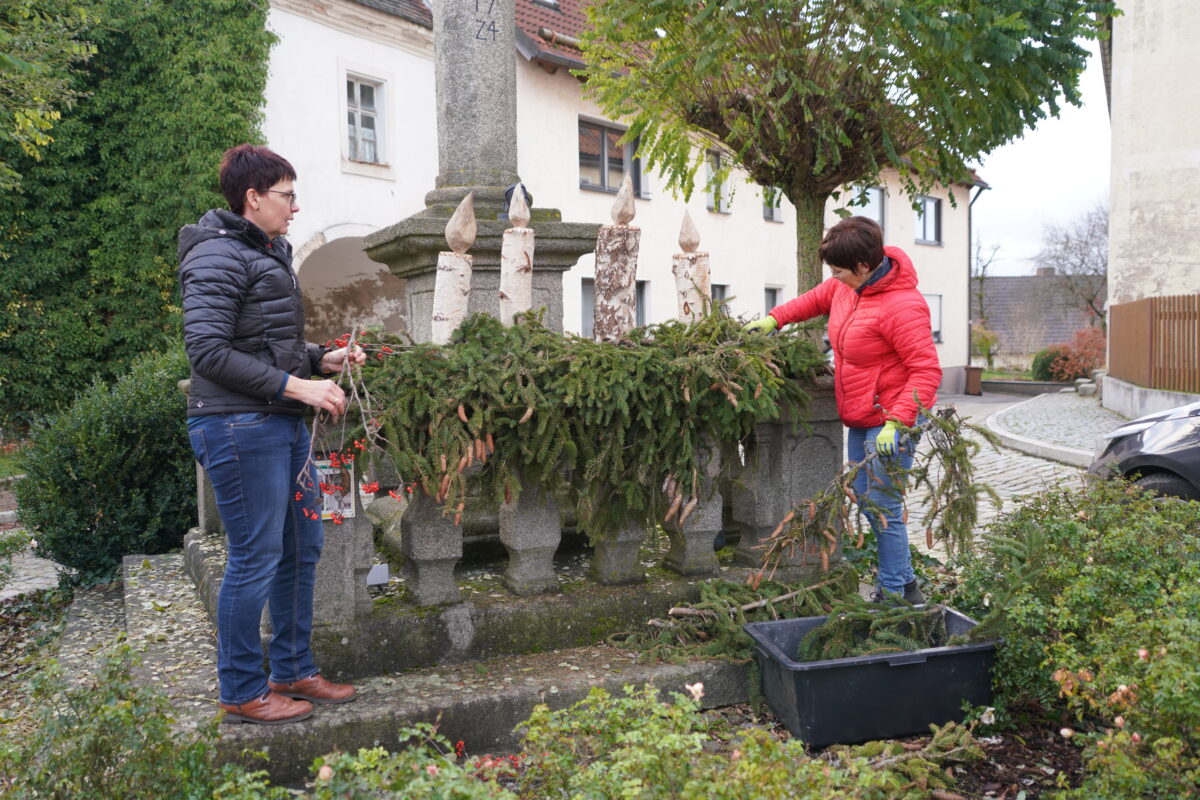 Blumenfreunde machen die Dreifaltigkeitssäule zum echten Blickfang