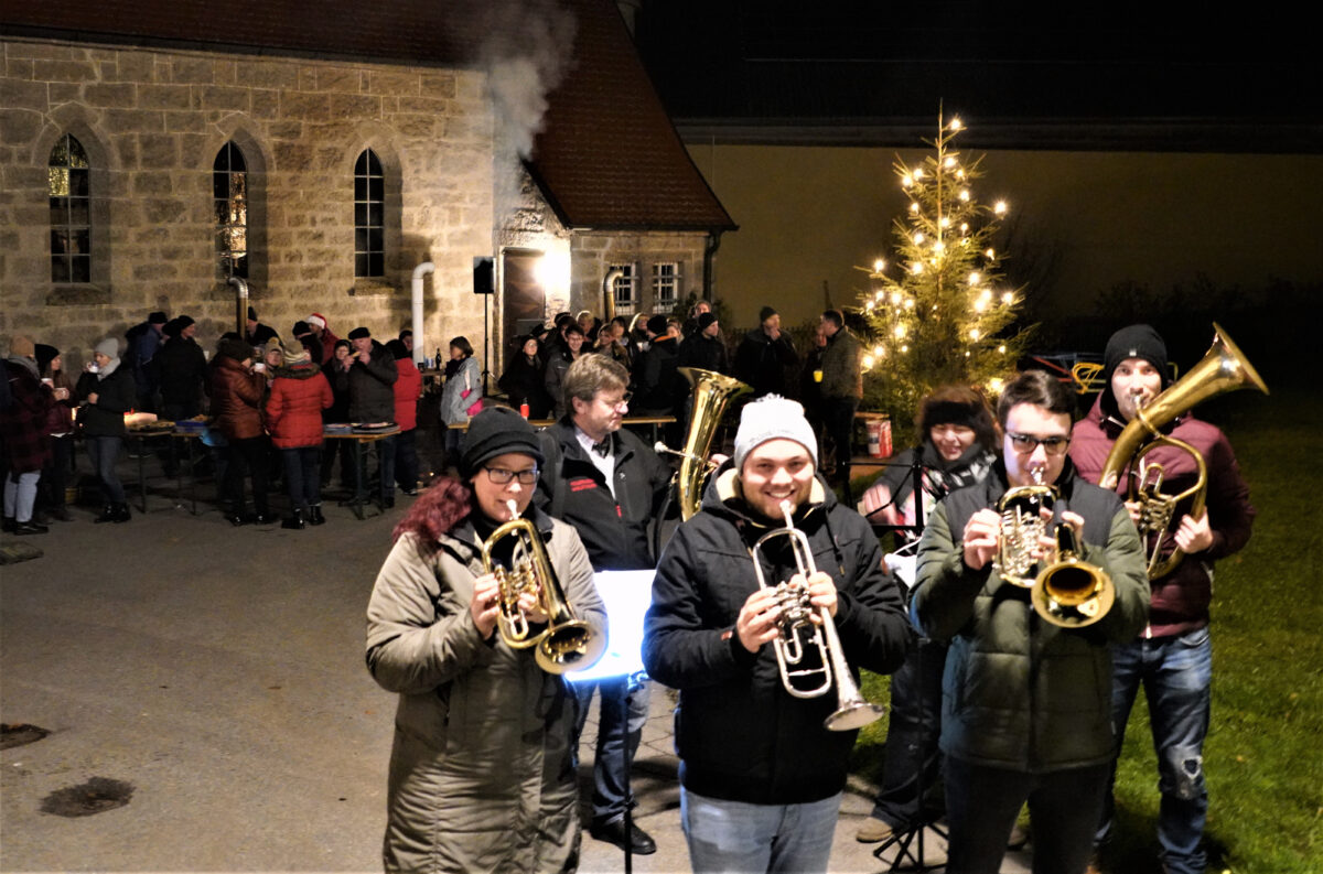 Dampfende Öfen und viel Musik – Adventserlebnis mitten im Dorf