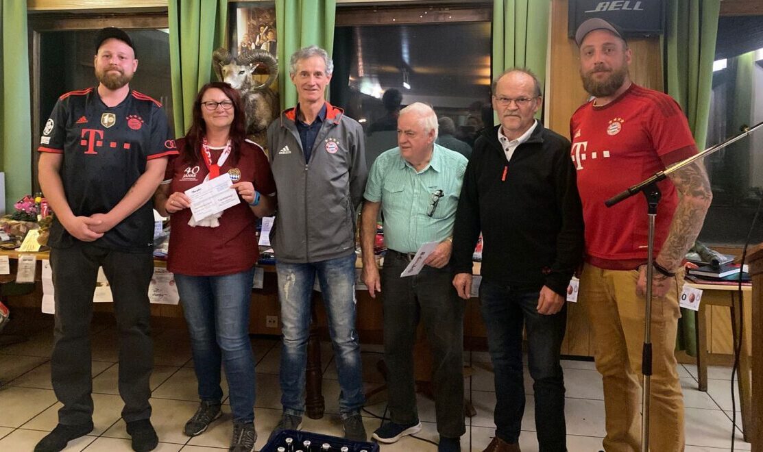 Großer Andrang beim Preisschafkopf des Bayern Fanclubs Neustadt