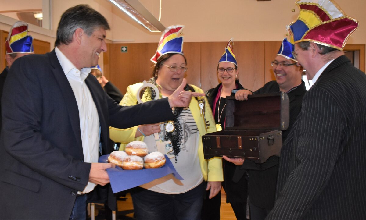 Pünktlich zum Faschingsanfang das Rathaus gestürmt